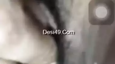 Amateur XXX video of Indian who slowly stimulates her hairy clitoris